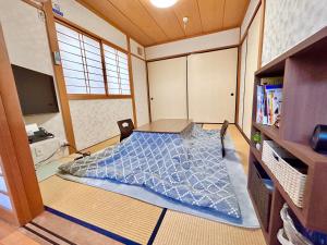 Mameda-shimmachi旅籠屋ゆいまーる的一间小房间,房间内设有一张床