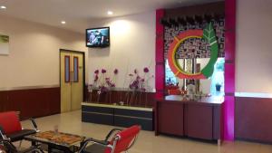 帕朗卡拉亚City Inn Antang的一间设有桌椅和镜子的等候室