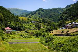 YusuharaWashi Studio Kamikoya的享有山谷和山脉美景。