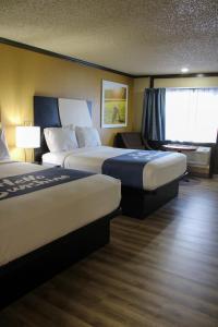本德戴斯本德酒店的酒店客房设有两张床和窗户。