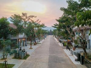 Ban Nam ChamHappy Land Residence的一座有房子的城市里空荡荡的街道