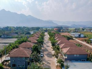 Ban Nam ChamHappy Land Residence的享有村庄的空中景致,设有房屋