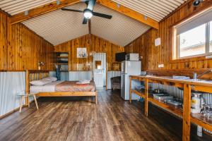 NynganNyngan Riverside Tourist Park的木制客房内的一间卧室,配有一张床