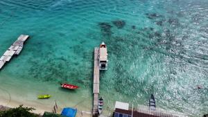 停泊岛Bee Chalet Perhentian Island的码头和水中的船只的空中景观