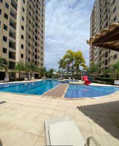 阿拉卡茹Belíssimo apartamento inteiro的一座大型游泳池,拥有两座高高的建筑