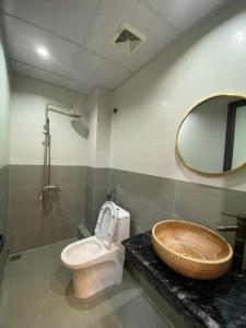 高平Mina Homestay的一间带水槽、卫生间和镜子的浴室
