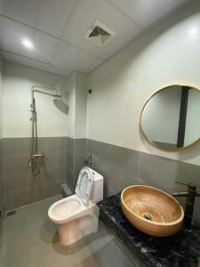 高平Mina Homestay的一间带水槽、卫生间和镜子的浴室