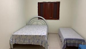 伊利亚孔普里达Casa pedrinhas的客房设有两张床和窗户。