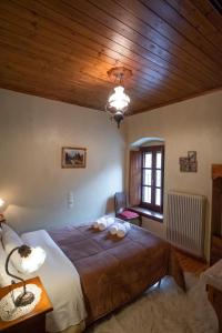 希拉科卡尔达公寓的一间卧室设有一张大床和木制天花板