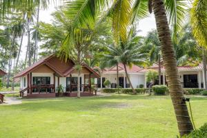 Phra Ae beachEl Matcha Lanta Resort的前面有棕榈树的房子