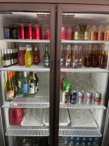 伊丘卡费城汽车旅馆 的冰箱里装满了饮料和饮料