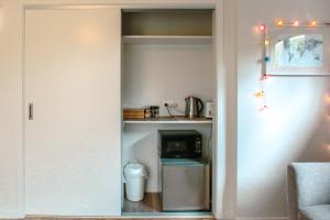 瓦纳卡Wanaka Riverside 1 Bedroom Apartment的带微波炉和小冰箱的小厨房