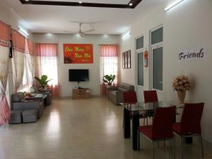 Ninh HảiFriends- Homestay的客厅配有桌椅和电视。