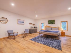 尤克卢利特Winter's Hideaway Suite的一间卧室配有一张床和蓝色地毯