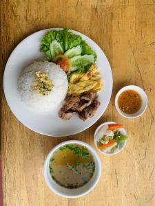 Phumĭ Chŏng KaôhHeangKanha GuestHouse的餐桌上放着一盘饭和蔬菜的食物