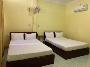 Phumĭ Chŏng KaôhHeangKanha GuestHouse的小型客房配有2张床和风扇。