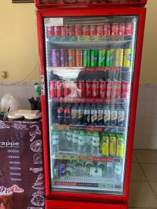 Phumĭ Chŏng KaôhHeangKanha GuestHouse的装满大量饮品的红色冰箱