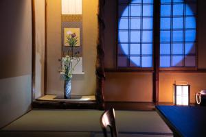 京都欧哈纳博的坐在窗边桌子上的花瓶