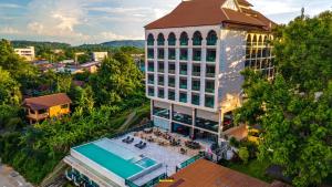 清孔Chiangkhong Teak Garden Riverfront Onsen Hotel- SHA Extra Plus的享有带游泳池的大楼的顶部景致