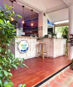 奈通海滩Aromdee at Naithon Beach的一间铺有木地板的餐厅和一间酒吧