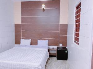 Thôn Tân HộiKhách sạn Ngọc Bích 2的一间小卧室,配有一张床和一面墙