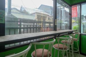PanikiRedDoorz near Politeknik Manado的酒吧里一排带窗户的凳子