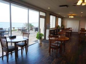 今归仁村海洋今归仁酒店的一间带桌椅的海景餐厅