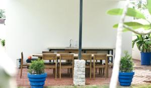 卢纳将军城Private Residences Siargao的用餐区配有桌椅和植物