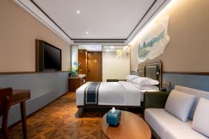 杭州时光漫步S酒店（杭州西湖店）的酒店客房,配有床和沙发