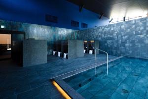 IsumiISUMI Glamping Resort ＆Spa SOLAS的一座建筑物的游泳池