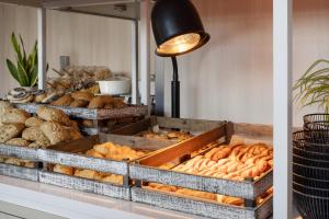 汉堡INNSiDE by Meliá Hamburg Hafen的面包店,面包上有很多不同种类的面包