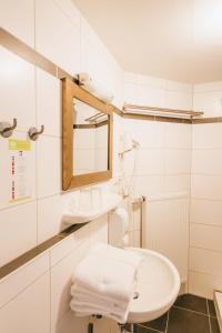 班贝格安德烈斯酒店的白色的浴室设有水槽和镜子