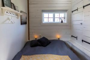 费尔耶斯塔登Eksgården的一间小卧室,配有床和窗户