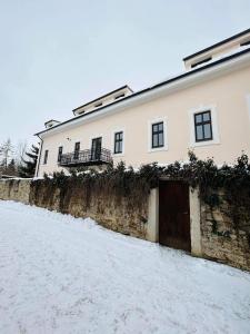 凯日马罗克V ulicke的雪中带门的白色建筑