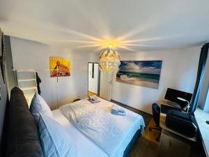 埃森stilvoll-mit Balkon- zentral - Netflix-Nespresso的一间卧室配有一张床、一张沙发和一个吊灯。