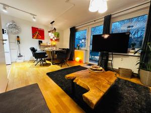 埃森stilvoll-mit Balkon- zentral - Netflix-Nespresso的客厅配有平面电视和桌子。