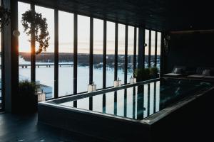 于默奥Clarion Hotel Umeå的一座带大窗户的建筑中的游泳池