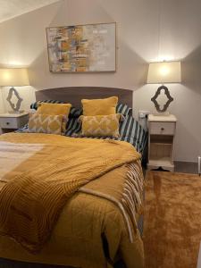 DollarRavenwood Lodge的一间卧室配有一张带黄色毯子和枕头的床