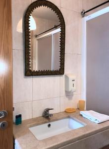 波尔图帕伊茨酒店的一间带水槽和镜子的浴室