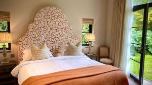 戈里玛尔菲尔德酒店的一间卧室配有一张大床和大床头板