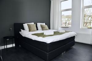 凯尔克拉Villa Aix的一张大床,位于带两个窗户的房间