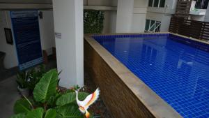 曼谷Sundowner Sukhumvit的一座建筑物中央的游泳池