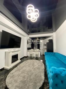 北马马亚-讷沃达里Apartament 105 - HF Building Resort的客厅配有蓝色的沙发和电视