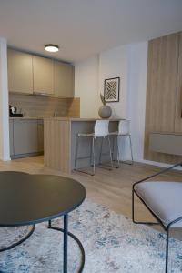 斯图加特舒适公寓式酒店的一间带桌子的客厅和一间厨房