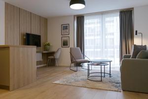 斯图加特舒适公寓式酒店的带沙发、桌子和电视的客厅