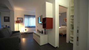 巴勒莫Mi Tierra Luxury Apartments的带沙发的客厅和带沙发床的房间
