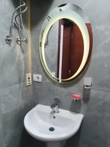 塞得港شاليه للايجار اليومى بورتو سعيد的浴室设有白色水槽和镜子