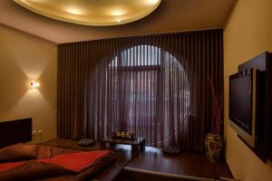蒂米什瓦拉HOTEL DECENTRIA的一间卧室设有一张床和一个大窗户