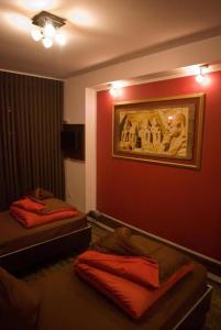 蒂米什瓦拉HOTEL DECENTRIA的一间设有两张床的客房,墙上挂着一幅画