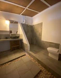 Samura Maldives Guest House Thulusdhoo的一间浴室